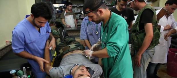 Une équipe médicale humanitaire soignant des combattants et des civils à Alep (Syrie). (Photo : Scott Bobb) Une équipe médicale humanitaire soignant des combattants et des civils à Alep (Syrie). (Photo : Scott Bobb)