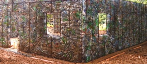 La prima casa eco-sostenibile del villaggio di plastica, Panama.