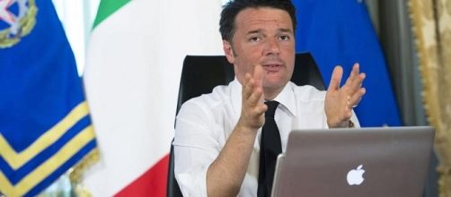 Renzi con il suo computer Apple