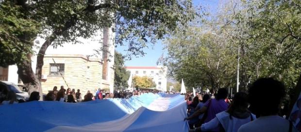 La imagen muestra las primeras semanas de la lucha docente, antes de que el gobierno demostrara su desprecio por la comunidad educativa. La imagen muestra las primeras semanas de la lucha docente, antes de que el gobierno demostrara su desprecio por la comunidad educativa.