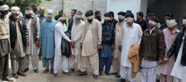 Membrii unui consiliu tribal din Pakistan, arestați pentru că au ars de vie o adolescentă - Foto REUTERS Membrii unui consiliu tribal din Pakistan, arestați pentru că au ars de vie o adolescentă - Foto REUTERS