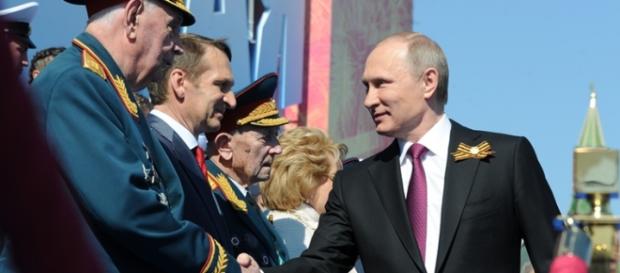 Vladimir Putin saluda a las autoridades en la plaza roja de Moscú Vladimir Putin saluda a las autoridades en la plaza roja de Moscú
