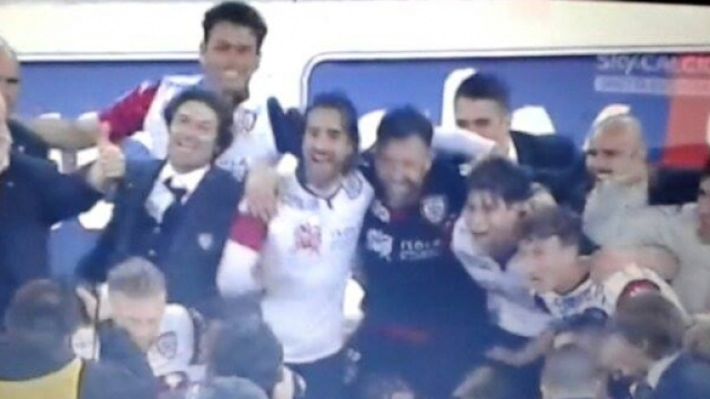 La grande gioia dei giocatori del Cagliari a fine gara