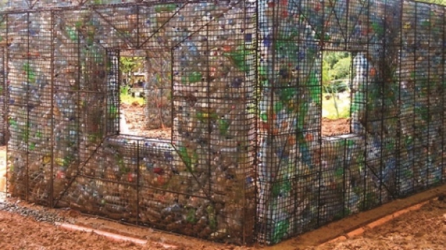 La prima casa eco-sostenibile del villaggio di plastica, Panama.