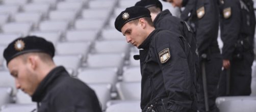 Poliziotti tedeschi schierati in assetto antiterrorismo