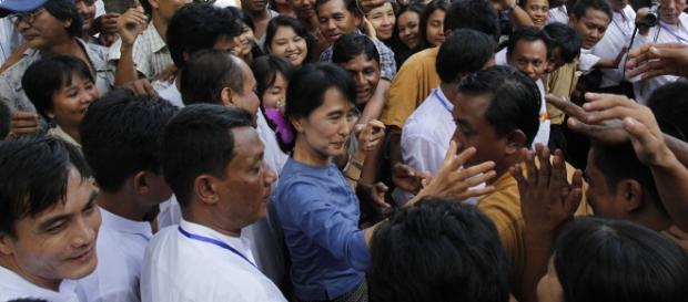 Aung San Suu Kyi, la "Dame de Rangoun", acclamée par son peuple. Pourquoi se désintéresse-t-elle du sort des Rohingyas ? (Photo : Htoo Tay Zar) Aung San Suu Kyi, la "Dame de Rangoun", acclamée par son peuple. Pourquoi se désintéresse-t-elle du sort des Rohingyas ? (Photo : Htoo Tay Zar)