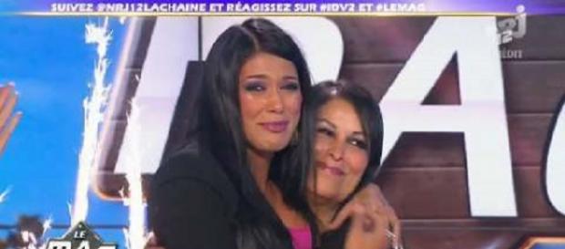 Ayem en compagnie de sa maman sur le plateau du Mag Ayem en compagnie de sa maman sur le plateau du Mag