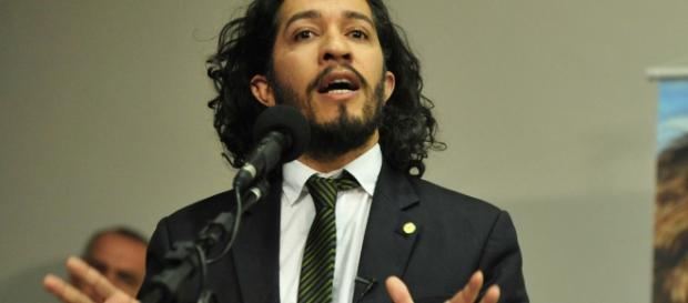 Deputado Jean Wyllys é 'trollado' em vídeo. Deputado Jean Wyllys é 'trollado' em vídeo.