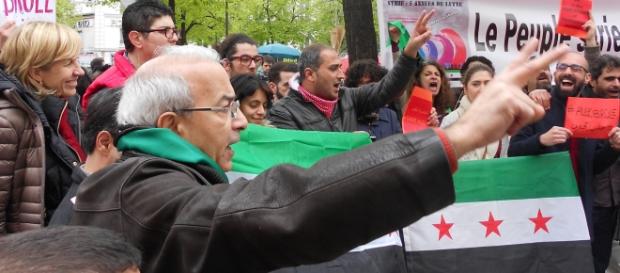 Des militants de la révolution syrienne manifestant à Paris le 30 Avril contre les attaques de l'armée syrienne à Alep. Des militants de la révolution syrienne manifestant à Paris le 30 Avril contre les attaques de l'armée syrienne à Alep.