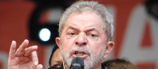 Ex-presidente Lula está preocupado com os desdobramentos das investigações sobre corrupção nas apurações da Polícia Federal. Ex-presidente Lula está preocupado com os desdobramentos das investigações sobre corrupção nas apurações da Polícia Federal.
