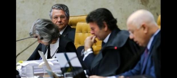 Ministros do STF ouvindo a leitura do parecer de Teori Zavascki sobre o afastamento de Cunha Ministros do STF ouvindo a leitura do parecer de Teori Zavascki sobre o afastamento de Cunha