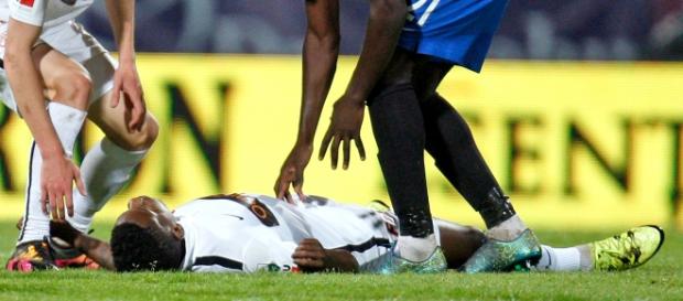 Patrick Ekeng caiu desacordado após 7 minutos em campo Patrick Ekeng caiu desacordado após 7 minutos em campo