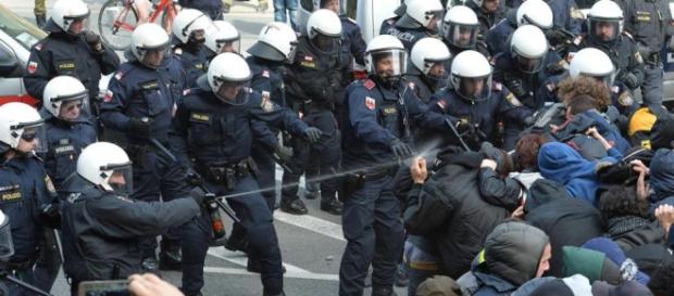 Scontri al Brennero tra antagonisti e forze dell'ordine. Scontri al Brennero tra antagonisti e forze dell'ordine.