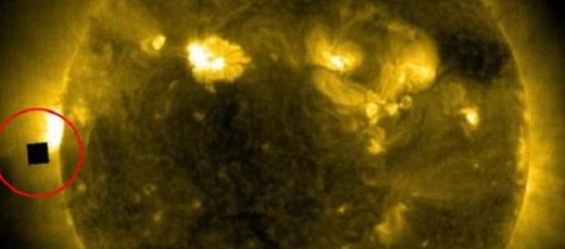 Ufo: cubo alieno vicino al sole nelle immagini proveniente dal sito della Nasa Ufo: cubo alieno vicino al sole nelle immagini proveniente dal sito della Nasa