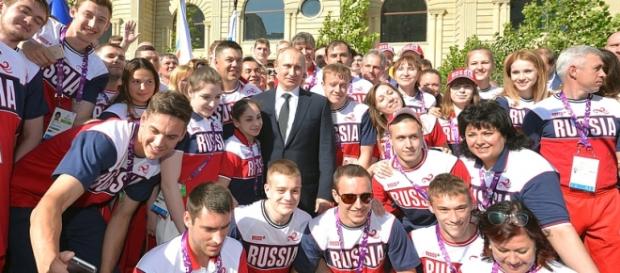 Vladimir Putin em foto com atletas russos Vladimir Putin em foto com atletas russos