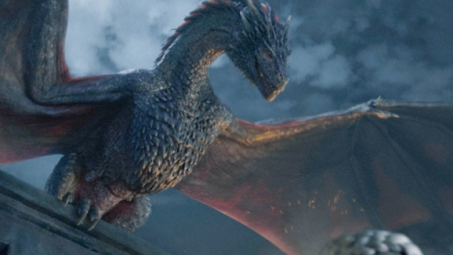Drogon si innalza davanti a Daenerys Targaryen