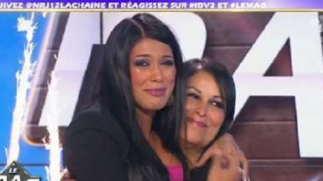 Ayem en compagnie de sa maman sur le plateau du Mag