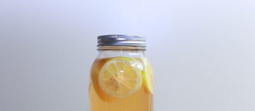 Détox water au citron dans une mason jar