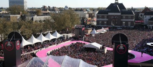 La plaza del mercado de Apeldoorn (Holanda) durante la presentación de equipos del Giro de Italia