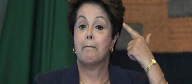 Dilma Rousseff coloca a mão na cabeça Dilma Rousseff coloca a mão na cabeça