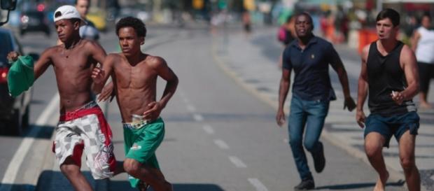 Homens (sem camisa) fogem após tentativa de assalto no Rio Homens (sem camisa) fogem após tentativa de assalto no Rio