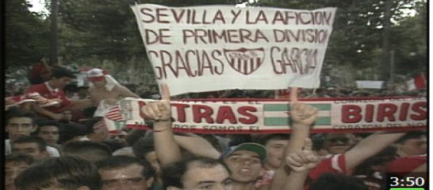 Imagen de la manifestación de los aficionados sevillistas por el descenso administrativo del club Imagen de la manifestación de los aficionados sevillistas por el descenso administrativo del club