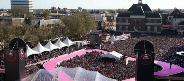 La plaza del mercado de Apeldoorn (Holanda) durante la presentación de equipos del Giro de Italia La plaza del mercado de Apeldoorn (Holanda) durante la presentación de equipos del Giro de Italia