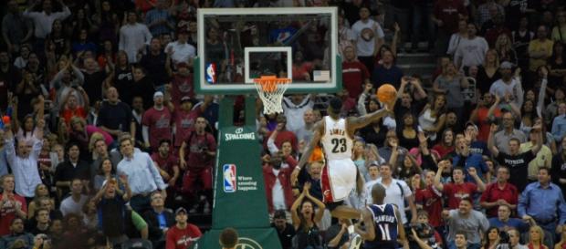 Lebron James a punto de hacer un mate Lebron James a punto de hacer un mate