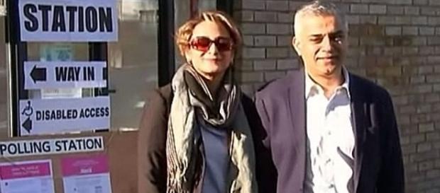 Sadyk Chan (Sadiq Khan) z małżonką, w dniu głosowania Sadyk Chan (Sadiq Khan) z małżonką, w dniu głosowania