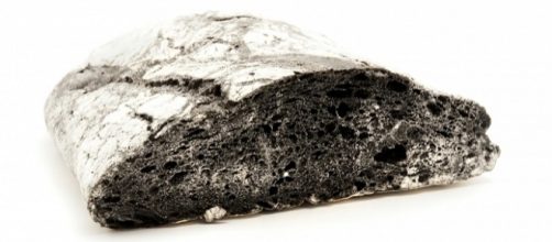Il "pane nero" contenente carbone vegetale non può essere venduto, per questo, come salutare.