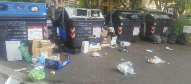 Cassonetti dei rifiuti Ama nel quartiere Prati. Cassonetti dei rifiuti Ama nel quartiere Prati.