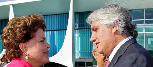 Dilma Rouseff com o então lider do governo no Senado, Delcídio Amaral Dilma Rouseff com o então lider do governo no Senado, Delcídio Amaral