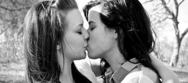 Dos chicas besándose. La bisexualidad no digerida del todo. Dos chicas besándose. La bisexualidad no digerida del todo.