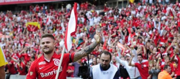 Eduardo Sasha dança a valsa para provocar o Grêmio (Divulgação: Internacional) Eduardo Sasha dança a valsa para provocar o Grêmio (Divulgação: Internacional)