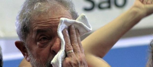 Ex-presidente Lula crê que a presidente Dilma não atuou para livrá-lo das investigações da Polícia Federal. Ex-presidente Lula crê que a presidente Dilma não atuou para livrá-lo das investigações da Polícia Federal.