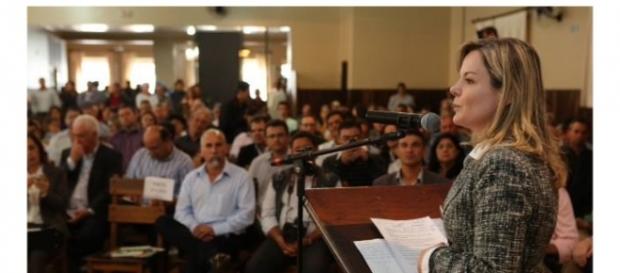 Gleisi e seu marido são denunciados pela PGR Gleisi e seu marido são denunciados pela PGR