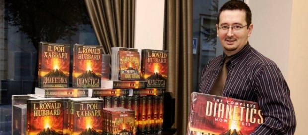 Iván Arjona, con libros de Dianética, de Ronald Hubbard, en 52 idiomas Iván Arjona, con libros de Dianética, de Ronald Hubbard, en 52 idiomas