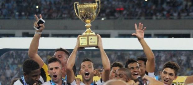 Nenê levanta o troféu do Carioca (Foto Carlos Gregório Jr/Vasco.com.br.) Nenê levanta o troféu do Carioca (Foto Carlos Gregório Jr/Vasco.com.br.)