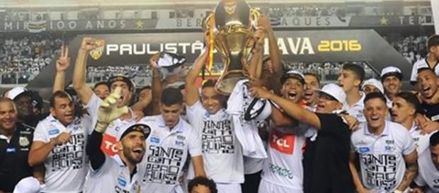 O Santos comemora o título estadual de 2015. Nunca um vencedor do Paulistão ganhou o Brasileirão no mesmo ano O Santos comemora o título estadual de 2015. Nunca um vencedor do Paulistão ganhou o Brasileirão no mesmo ano