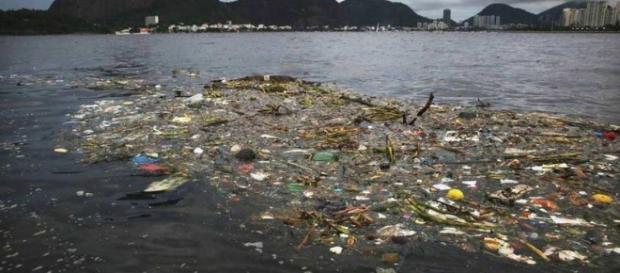 Poluição na Baía de Guanabara no Rio de Janeiro Poluição na Baía de Guanabara no Rio de Janeiro