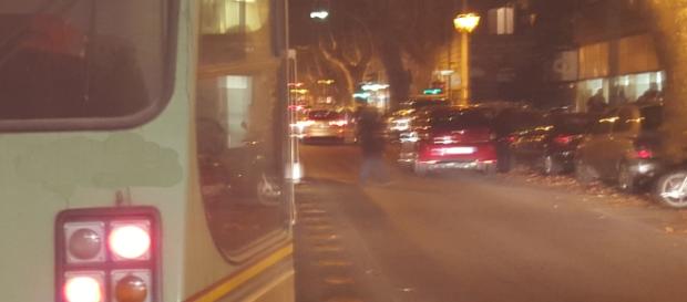 Tram e corsia preferenziale con auto in sosta Tram e corsia preferenziale con auto in sosta
