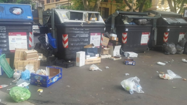 Cassonetti dei rifiuti Ama nel quartiere Prati.