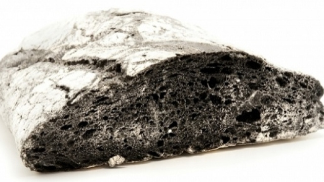 Il "pane nero" contenente carbone vegetale non pu&ograve; essere venduto, per questo, come salutare.