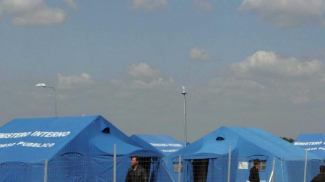 L'UE ha deciso di inviare agenti antiterrorismo nei campi profughi di Italia e Grecia