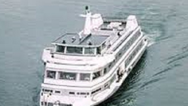 Reggio Calabria, ragazzo si lancia dal traghetto