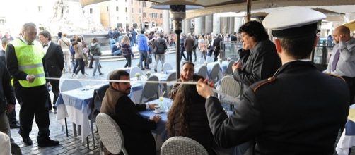 Lotta ai tavolini selvaggi a Roma