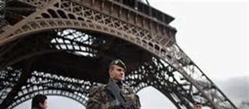 Militari francesi di guardia ala Tour Eiffel