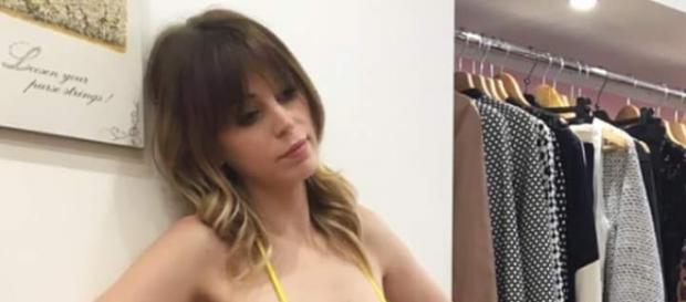 Alessia in bikini per un negozio d'abbigliamento Alessia in bikini per un negozio d'abbigliamento