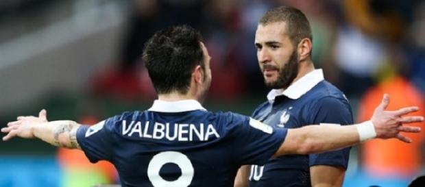 Benzema celebra a regañadientes con Valbuena un gol de Francia. Benzema celebra a regañadientes con Valbuena un gol de Francia.