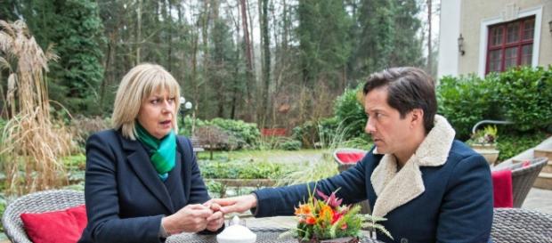 Charlotte mentre discute con Gregor. Charlotte mentre discute con Gregor.